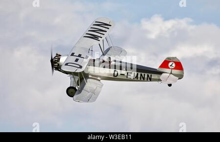 1936 Focke-Wulf Fw-44J (G-EMNN biplano) noto anche come Stieglitz ("Cardellino") eseguendo in Shuttleworth Airshow militare il 7 Luglio 2019 Foto Stock