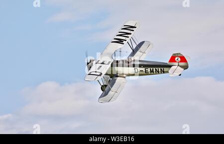 1936 Focke-Wulf Fw-44J (G-EMNN biplano) noto anche come Stieglitz ("Cardellino") eseguendo in Shuttleworth Airshow militare il 7 Luglio 2019 Foto Stock