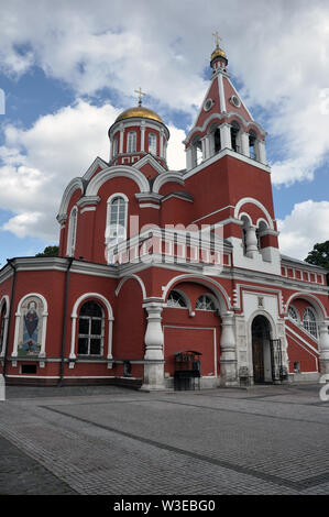 Bella chiesa dell'Annunciazione della Santissima Madre di Dio in Petrovsky Park a Mosca, Russia Foto Stock