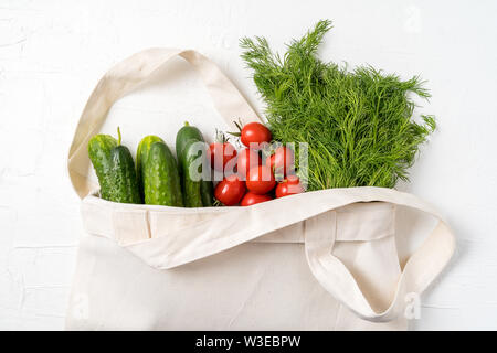 Lay piatto di verdure fresche in eco riutilizzabile zero rifiuti tessili borsa shopping su sfondo bianco, orientamento orizzontale. Foto Stock