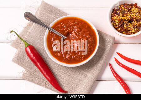 Peperoncino Piccante pasta salsa Harissa, tradizionale in Tunisia, Marocco, cucina araba adjika ,peperoncino spezie e fresco peperoncino rosso, oltre wh Foto Stock