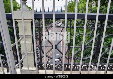 Appena eretto scherma ad Archway road bridge cerca di prevenire i suicidi N19 Londra famoso suicidio hot spot Foto Stock