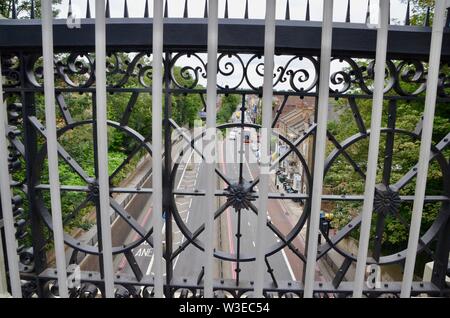 Appena eretto scherma ad Archway road bridge cerca di prevenire i suicidi N19 Londra famoso suicidio hot spot Foto Stock