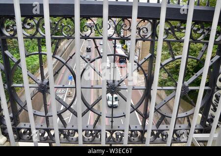 Appena eretto scherma ad Archway road bridge cerca di prevenire i suicidi N19 Londra famoso suicidio hot spot Foto Stock