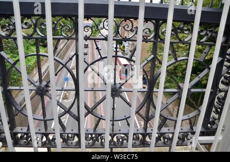 Appena eretto scherma ad Archway road bridge cerca di prevenire i suicidi N19 Londra famoso suicidio hot spot Foto Stock