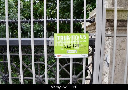 Appena eretto scherma ad Archway road bridge cerca di prevenire i suicidi N19 Londra famoso suicidio hot spot Foto Stock