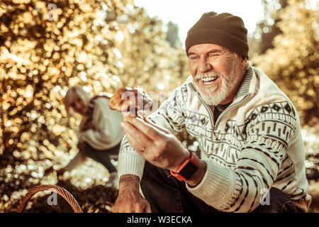 Felice raccoglitore di funghi tifo circa la sua individuazione. Foto Stock