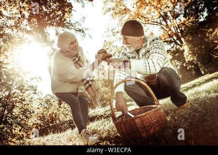 Accoppiare la raccolta di funghi e dando loro una all'altra. Foto Stock