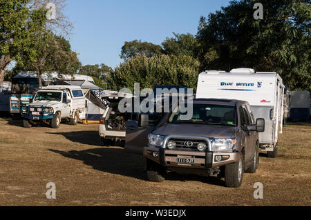 Nuovi arrivi il traino le loro enormi case mobili a Clermont caravan park in Clermont nel centro di Queensland, Australia. Clermont è una piccola cittadina sul th Foto Stock