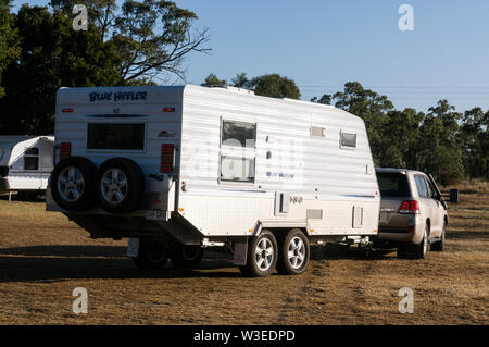 Nuovi arrivi il traino le loro enormi case mobili a Clermont caravan park in Clermont nel centro di Queensland, Australia. Clermont è una piccola cittadina sul th Foto Stock