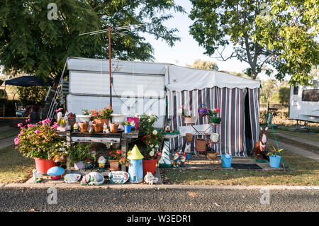 Uno degli svantaggi permanenti di caravan con un giardino frontale a Clermont caravan park in Clermont nel centro di Queensland, Australia. Clermont è una piccola città Foto Stock