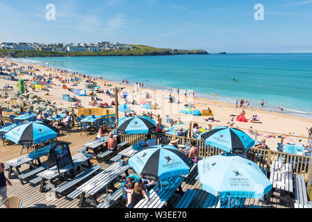 Turisti di rilassarsi e godersi il sole a Fistral Beach e bar sulla spiaggia a Newquay in Cornovaglia. Foto Stock