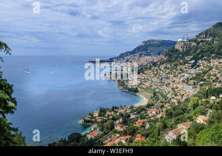 Francia, Alpes Maritimes, Roquebrune Cap Martin, vista sul citiy, il litorale e il Principato di Monaco in background Foto Stock