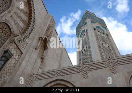 Prima di entrare nella Moschea di Hassan II, Casablanca, Marocco. Blu cielo marocchino in tutto il mondo il più alto minareto a 210 metri. Foto Stock