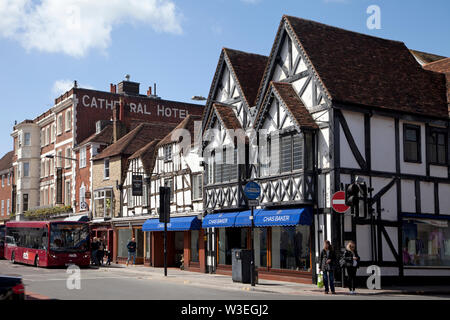 A metà degli edifici con travi di legno in Milford Street a Salisbury, Wiltshire. Foto Stock