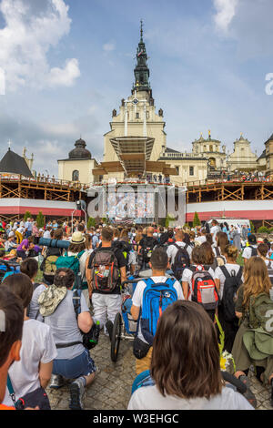 Arrivo dei pellegrini al santuario di Jasna Gora durante la celebrazione dell Assunzione di Maria in agosto, Czestochowa, Polonia 2018. Foto Stock