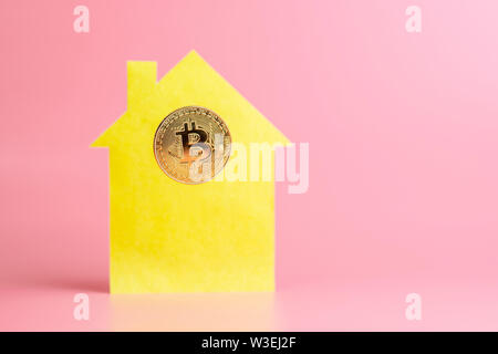 Acquisto o vendita di un bene immobiliare per bitcoin, concept, copia dello spazio. Investimento Cryptocurrency e moderna il pagamento al locatore. Foto Stock