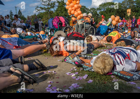 Arrivo dei pellegrini al santuario di Jasna Gora durante la celebrazione dell Assunzione di Maria in agosto, Czestochowa, Polonia 2018. Foto Stock