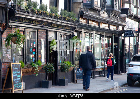 Pedoni in Minster Street a Salisbury, Wiltshire. Foto Stock