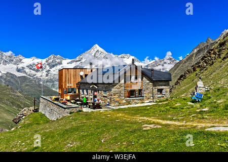 Il rifugio di montagna Täschhütte nella parte anteriore del Weisshorn, picco Taeschalp, Vallese, Svizzera Foto Stock