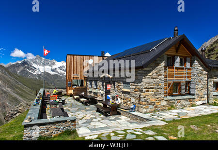 Il rifugio di montagna Täschhütte nella parte anteriore del Weisshorn, picco Taeschalp, Vallese, Svizzera Foto Stock