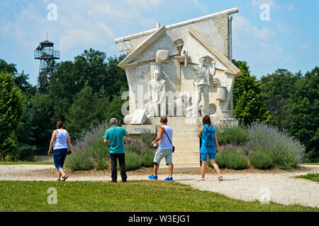 Visitatori presso il monumento alla svolta - monumento europeo di libertà di Miklos Melocco, paneuropee Picknick Memorial Park, Fertörakos, Ungheria Foto Stock
