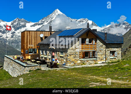 Il rifugio di montagna Täschhütte nella parte anteriore del Weisshorn, picco Taeschalp, Vallese, Svizzera Foto Stock