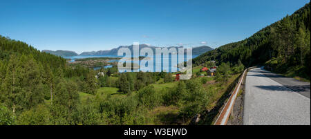 In bicicletta con il paesaggio circostante Sognefjord, Norvegia. Foto Stock