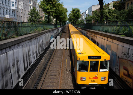 Berlino, Germania. Giallo Pankow treno metro, voce in metropolitana come visto da sopra Foto Stock