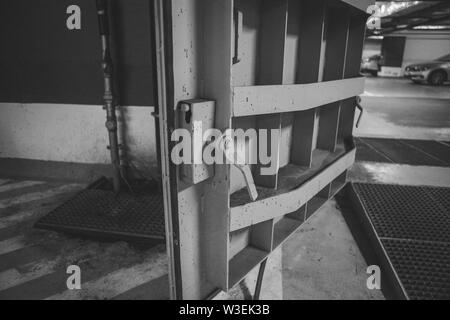 Dettagli con il metallo pesante porte di una esplosione nucleare shelter (fallout shelter), quattro storie al di sotto del terreno in un profondo parcheggio sotterraneo - b Foto Stock