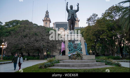 Buenos Aires, Argentina, 13 de julio de 2019. Estatua de Juan Domingo Perón en la ciudad de Buenos Aires, Argentina. Senzatetto Viven bajo en monumento. Foto Stock