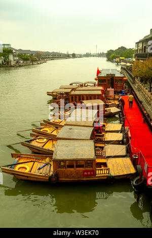 Cina tradizionali barche turistiche sui canali di Zhujiajiao Shanghai città d'acqua a Shanghai in Cina Foto Stock