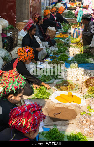 Indein, Myanmar - Marzo 2019: Burmese Pao dragon gente che vende prodotti per l'agricoltura sulla strada del mercato contadino Foto Stock