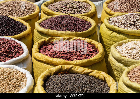 Diversi tipi di legumi Fagioli in sacchetti bulk sul mercato di Yangon, Myanmar. Foto Stock
