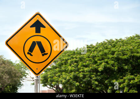 Attraversamento pedonale metallo giallo cartello stradale a Brisbane, Australia Foto Stock