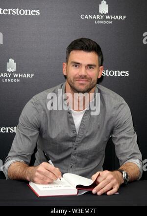 Inghilterra e Lancashire bowler Jimmy Anderson frequenta un libro firma per il suo nuovo libro, "ciotola. Il sonno. Ripetere." presso il negozio Waterstones a Canary Wharf, Londra. Dotato di: James Anderson, Jimmy Anderson dove: Londra, Regno Unito quando: 14 giu 2019 Credit: WENN.com Foto Stock