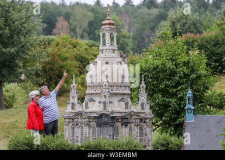 Lichtenstein, Germania. Il 15 luglio 2019. Due visitatori guarda al modello della Frauenkirche di Dresda in Miniwelt Lichtenstein/Sassonia. I visitatori possono visitare la Torre Eiffel e il Taj Mahal a piedi. Inaugurato il 15 luglio 1999, il parco in miniatura è ora 20 anni. Nel frattempo, la fase iniziale di 60 edifici sono cresciute di più di 100. Un buon 1,9 milioni di persone hanno già visitato il miniworld. Credito: Jan Woitas/dpa-Zentralbild/dpa/Alamy Live News Foto Stock