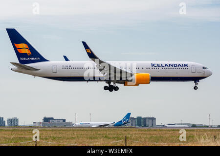 TF-ISN, luglio 11, 2019, Boeing 767-319 ER) -30586 atterraggio su piste di Parigi Roissy Charles de Gaulle Airport alla fine del volo Icelandair FI5 Foto Stock