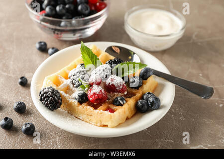 Composizione della prima colazione con i waffle belgi, spazio per il testo Foto Stock