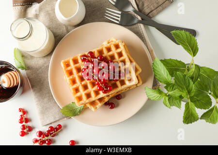 Bella composizione con dolci cialde belghe, vista dall'alto Foto Stock