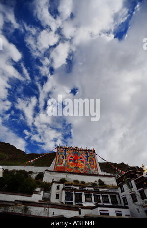 Xigaze, la Cina della regione autonoma del Tibet. Il 15 luglio 2019. Una pittura di Thangka è visualizzato al monastero di Tashilhunpo in Xigaze, a sud-ovest della Cina di regione autonoma del Tibet, luglio 15, 2019. Thangka sono Buddista Tibetana opere dipinte su cotone o seta. I dipinti di soggetto religioso può essere fatta risalire al X secolo e tipicamente rappresentano Divinità buddiste. Credito: Chogo/Xinhua/Alamy Live News Foto Stock