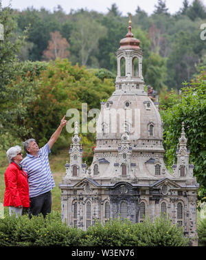 Lichtenstein, Germania. Il 15 luglio 2019. Due visitatori guarda al modello della Frauenkirche di Dresda in Miniwelt Lichtenstein/Sassonia. I visitatori possono visitare la Torre Eiffel e il Taj Mahal a piedi. Inaugurato il 15 luglio 1999, il parco in miniatura è ora 20 anni. Nel frattempo, la fase iniziale di 60 edifici sono cresciute di più di 100. Un buon 1,9 milioni di persone hanno già visitato il miniworld. Credito: Jan Woitas/dpa-Zentralbild/dpa/Alamy Live News Foto Stock