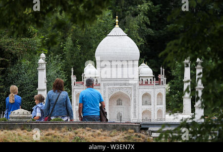 Lichtenstein, Germania. Il 15 luglio 2019. Visitatori guarda al modello del Taj Mahal in Miniwelt Lichtenstein/Sassonia. I visitatori possono visitare Dresda Frauenkirche e la Torre Eiffel. Inaugurato il 15 luglio 1999, il parco in miniatura è ora 20 anni. Nel frattempo, la fase iniziale di 60 edifici sono cresciute di più di 100. Un buon 1,9 milioni di persone hanno già visitato il miniworld. Credito: Jan Woitas/dpa-Zentralbild/dpa/Alamy Live News Foto Stock