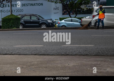 Bangkok, Tailandia - 29 GIU, 2019 : lavoratore comunale spazzare la strada con la scopa, igiene lavoratore sweep street, Foto Stock