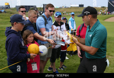 Spagna Sergio Garcia firma autografi durante la seconda giornata del Campionato Open 2019 presso il Royal Portrush Golf Club. Foto Stock