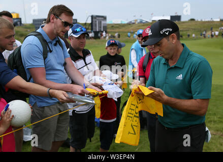 Spagna Sergio Garcia firma autografi durante la seconda giornata del Campionato Open 2019 presso il Royal Portrush Golf Club. Foto Stock