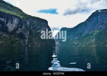 Incredibile il Geirangerfjord visto da viaggio in barca nella regione di Sunnmore, Norvegia, uno dei più splendidi fiordi nel mondo, inclusa per il Patrimonio Mondiale UNESCO Foto Stock