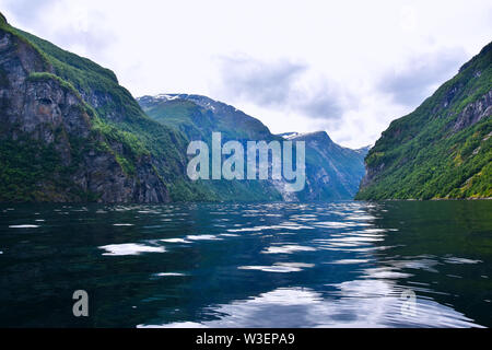 Incredibile il Geirangerfjord visto da viaggio in barca nella regione di Sunnmore, Norvegia, uno dei più splendidi fiordi nel mondo, inclusa per il Patrimonio Mondiale UNESCO Foto Stock