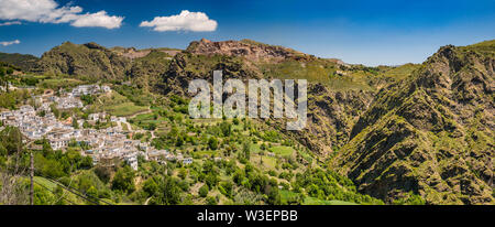 Città di Busquistar su Rio Ohanes orrido, Las Alpujarras, provincia di Granada, Andalusia, Spagna Foto Stock