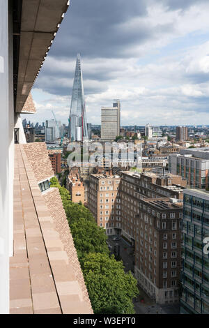 Vista di Bankside House, Sumner Street, il coccio e Bankside dalla Tate Modern Blavatnik edificio livello visualizzazione Foto Stock